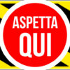 Adesivo Striscia – Aspetta qui – Mantieni la distanza di un metroDistanza un metro